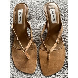Steve Madden 8.5 Tan Kitten Heel Thong Sandals.